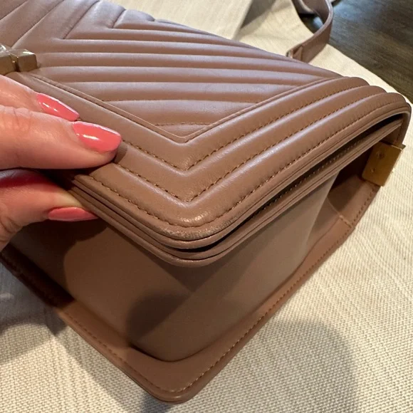 CHANEL AUTHENTIC, Chanel Medium Boy Bag - Picture 9 of 17